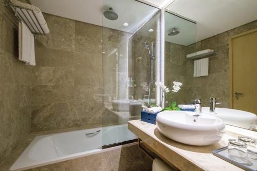 avani muscat hotel and suites