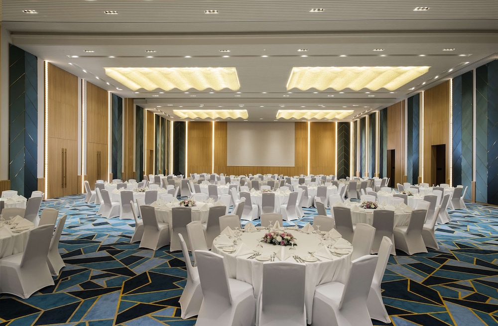 avani muscat hotel and suites