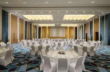 avani muscat hotel and suites