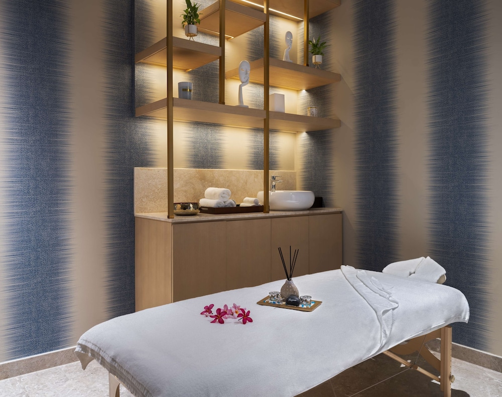 avani muscat hotel and suites