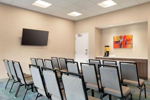 home2 suites by hilton woodland hills