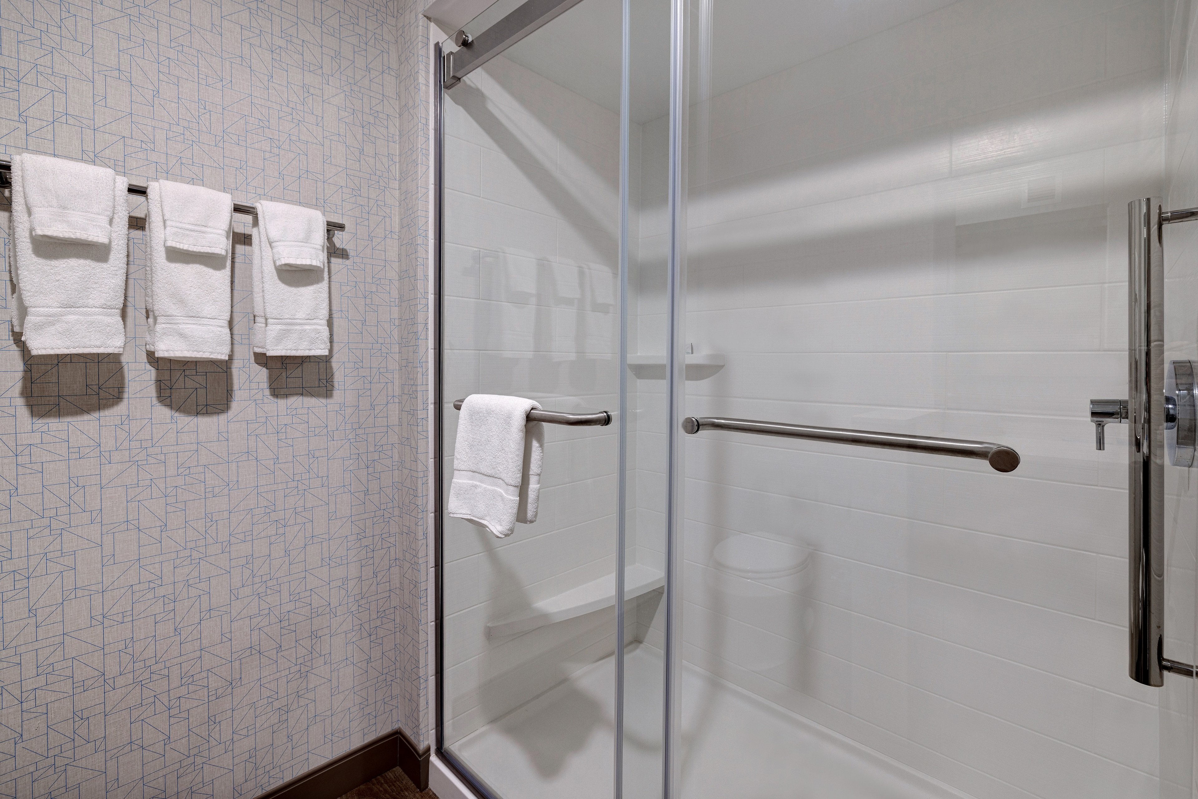 holiday inn express and suites detroit dearborn an ihg hotel