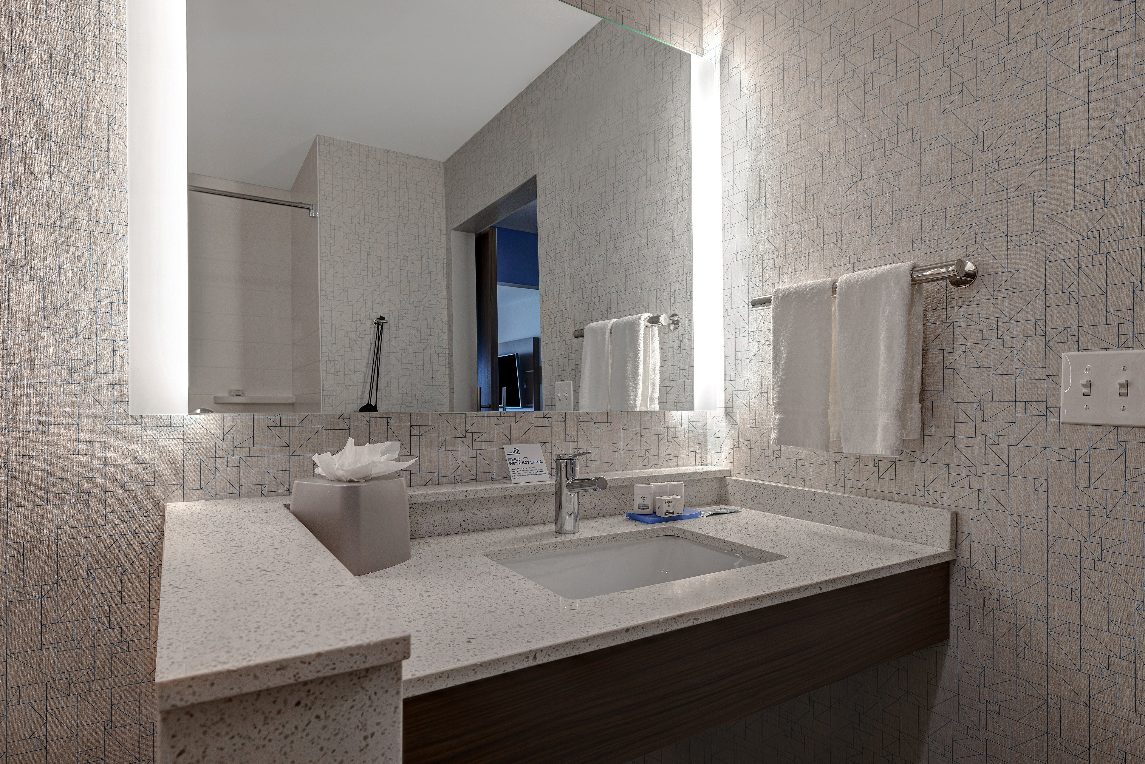 holiday inn express and suites detroit dearborn an ihg hotel