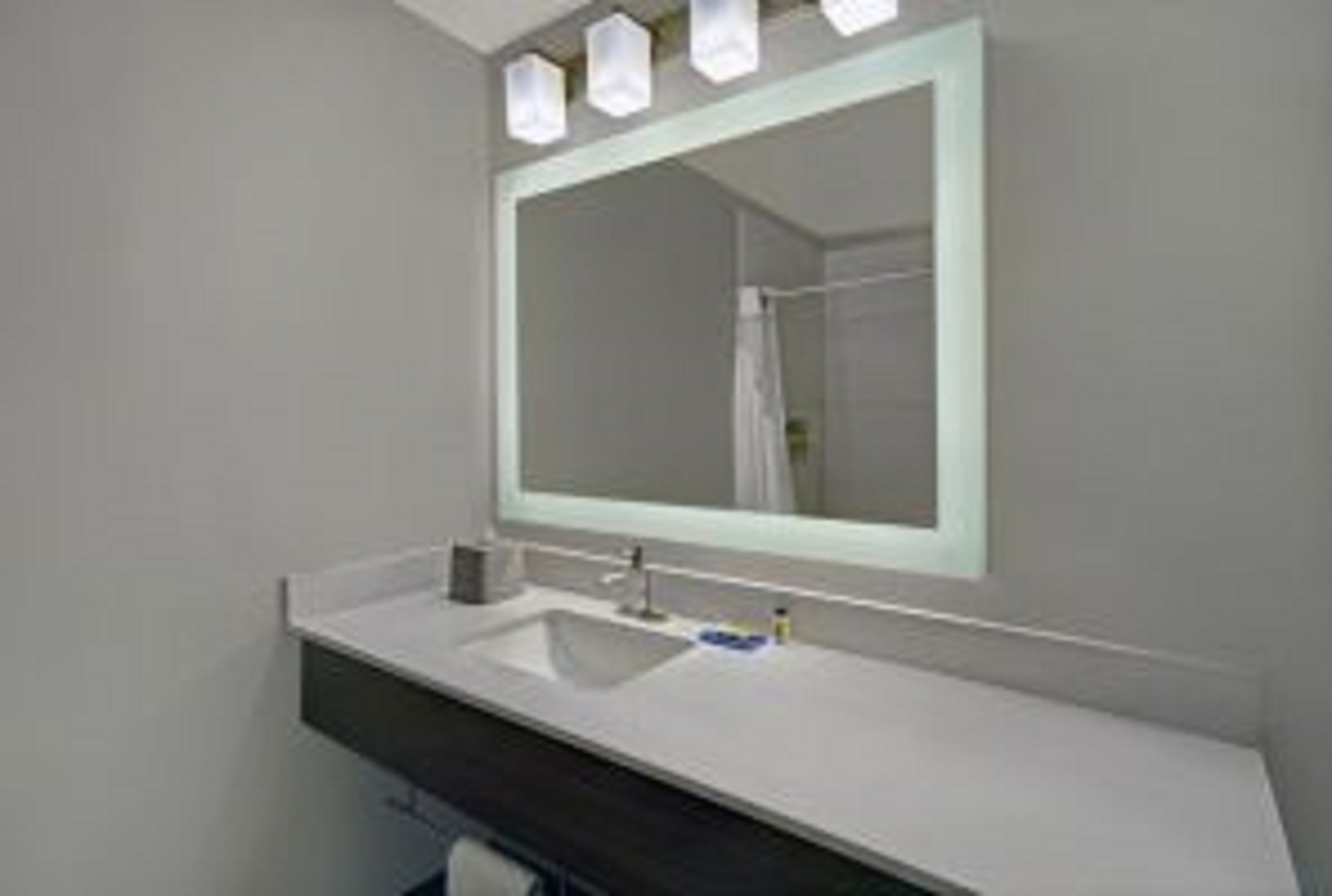 holiday inn express and suites detroit dearborn an ihg hotel