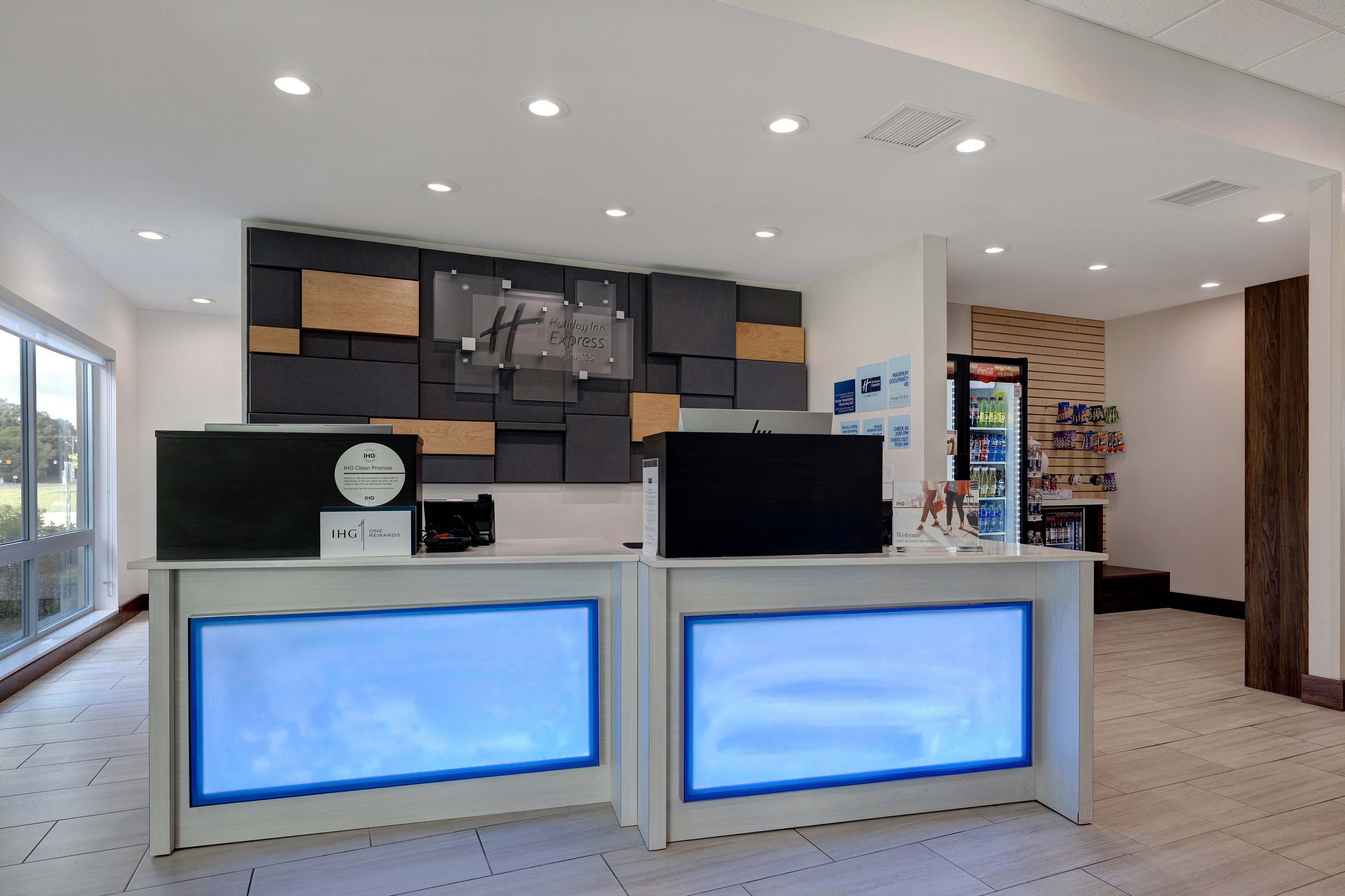 holiday inn express and suites detroit dearborn an ihg hotel