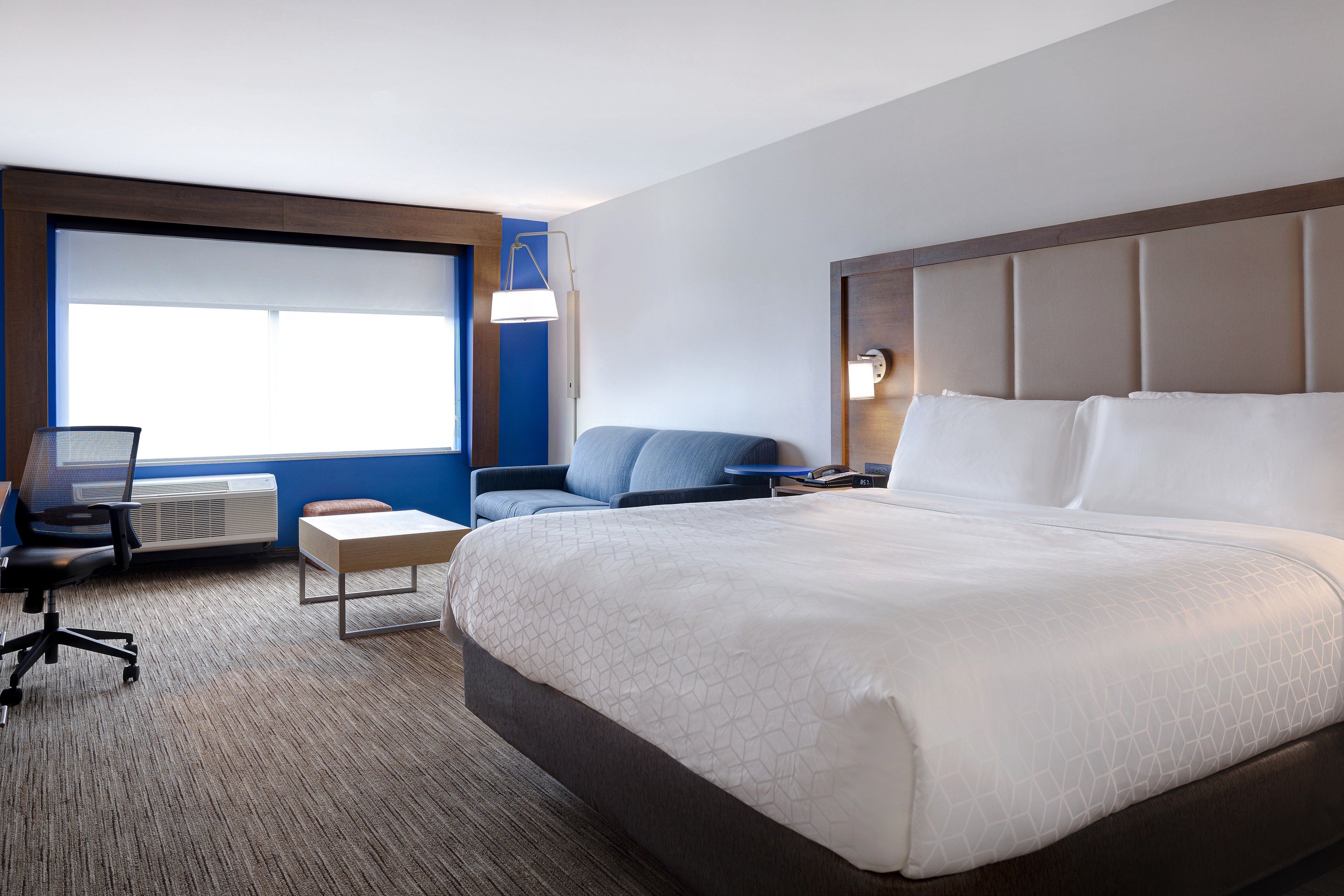holiday inn express and suites detroit dearborn an ihg hotel