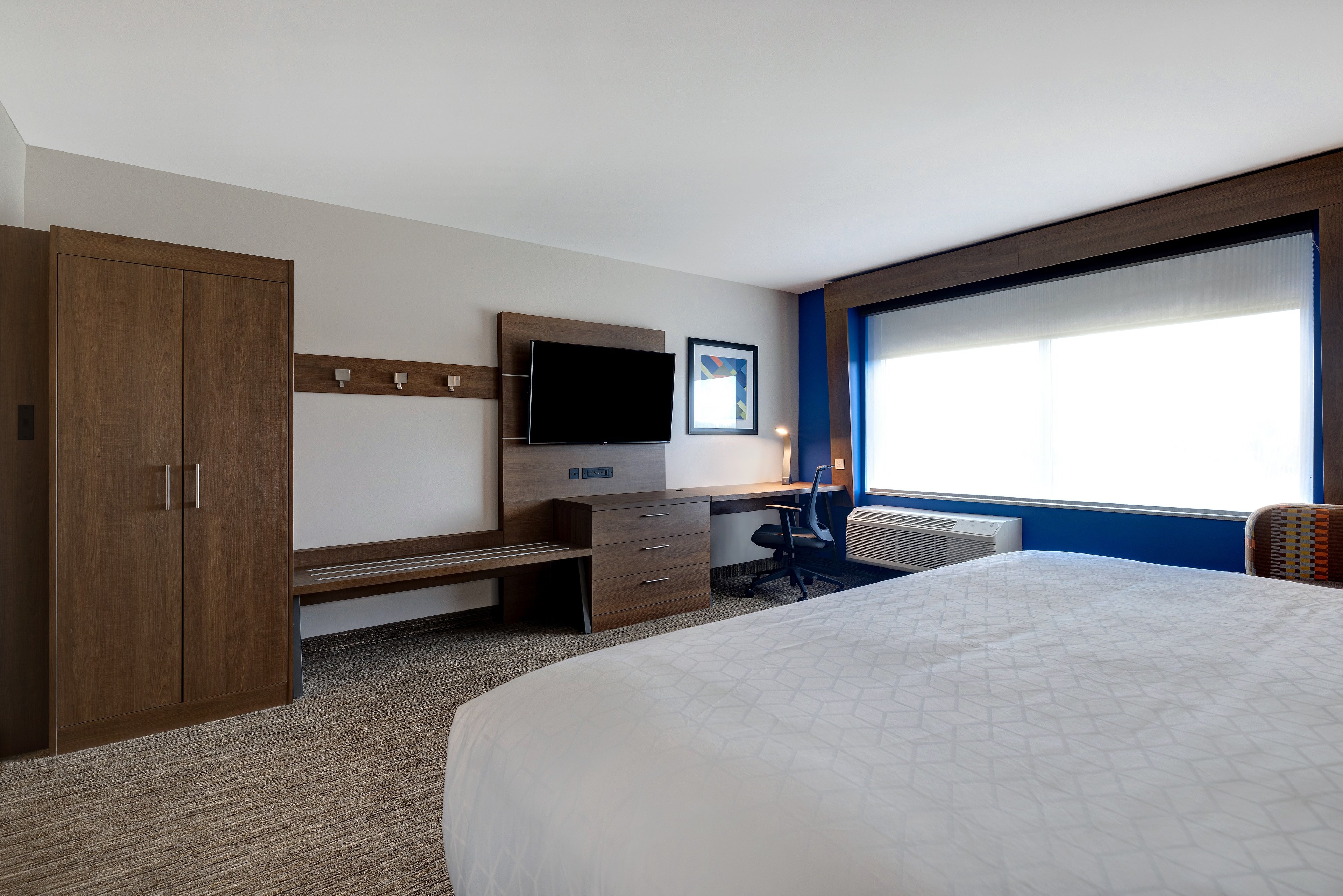 holiday inn express and suites detroit dearborn an ihg hotel