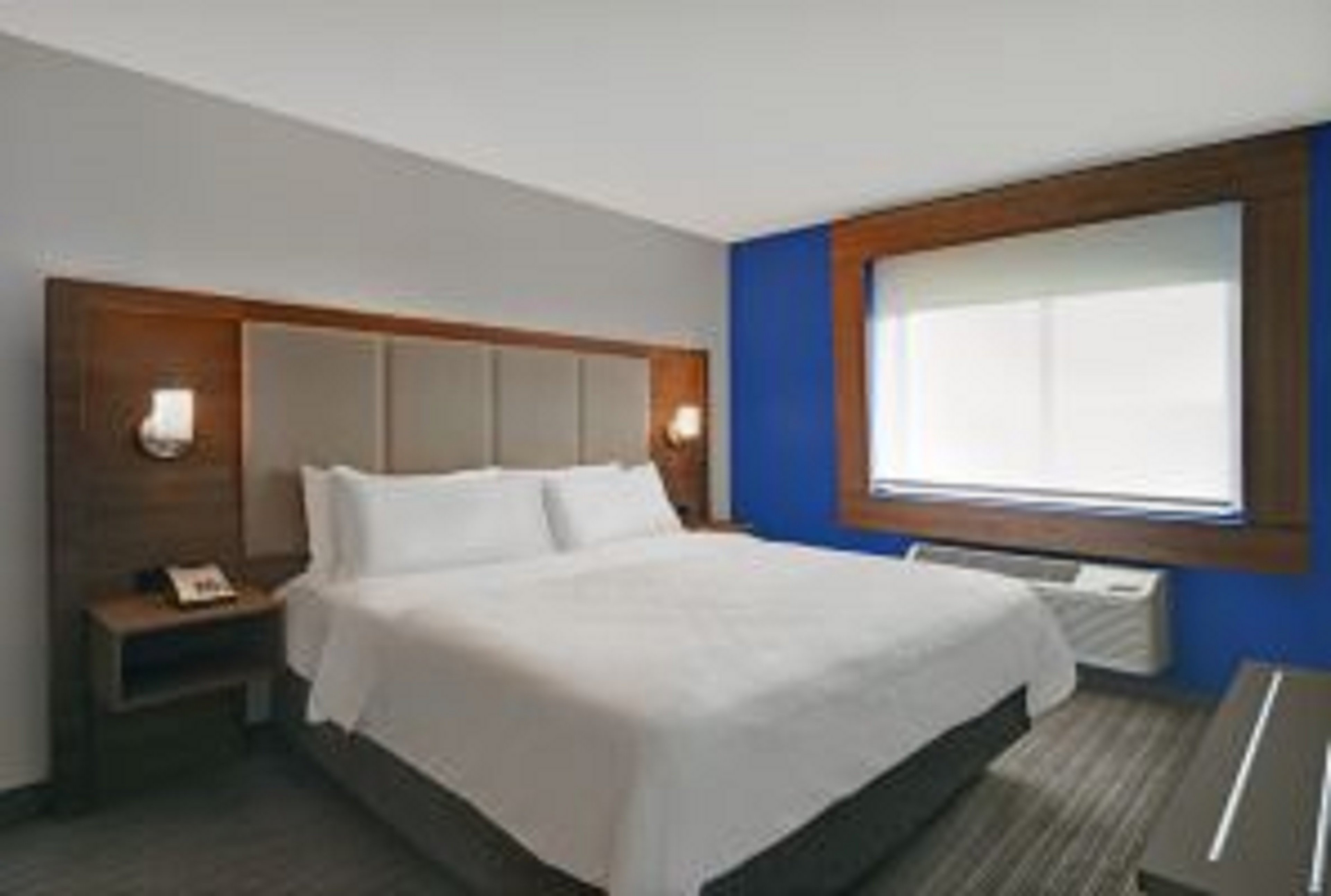 holiday inn express and suites detroit dearborn an ihg hotel