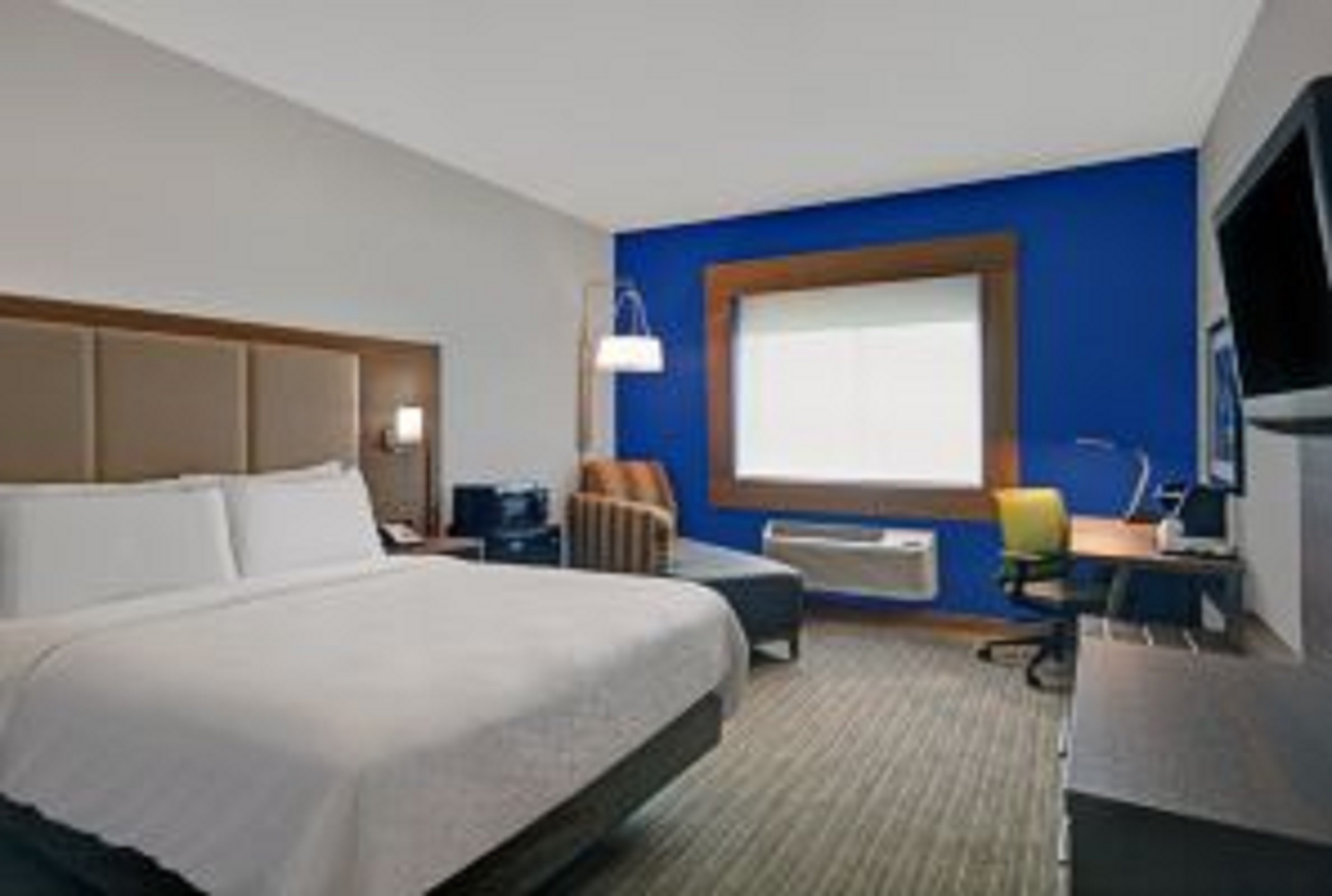 holiday inn express and suites detroit dearborn an ihg hotel