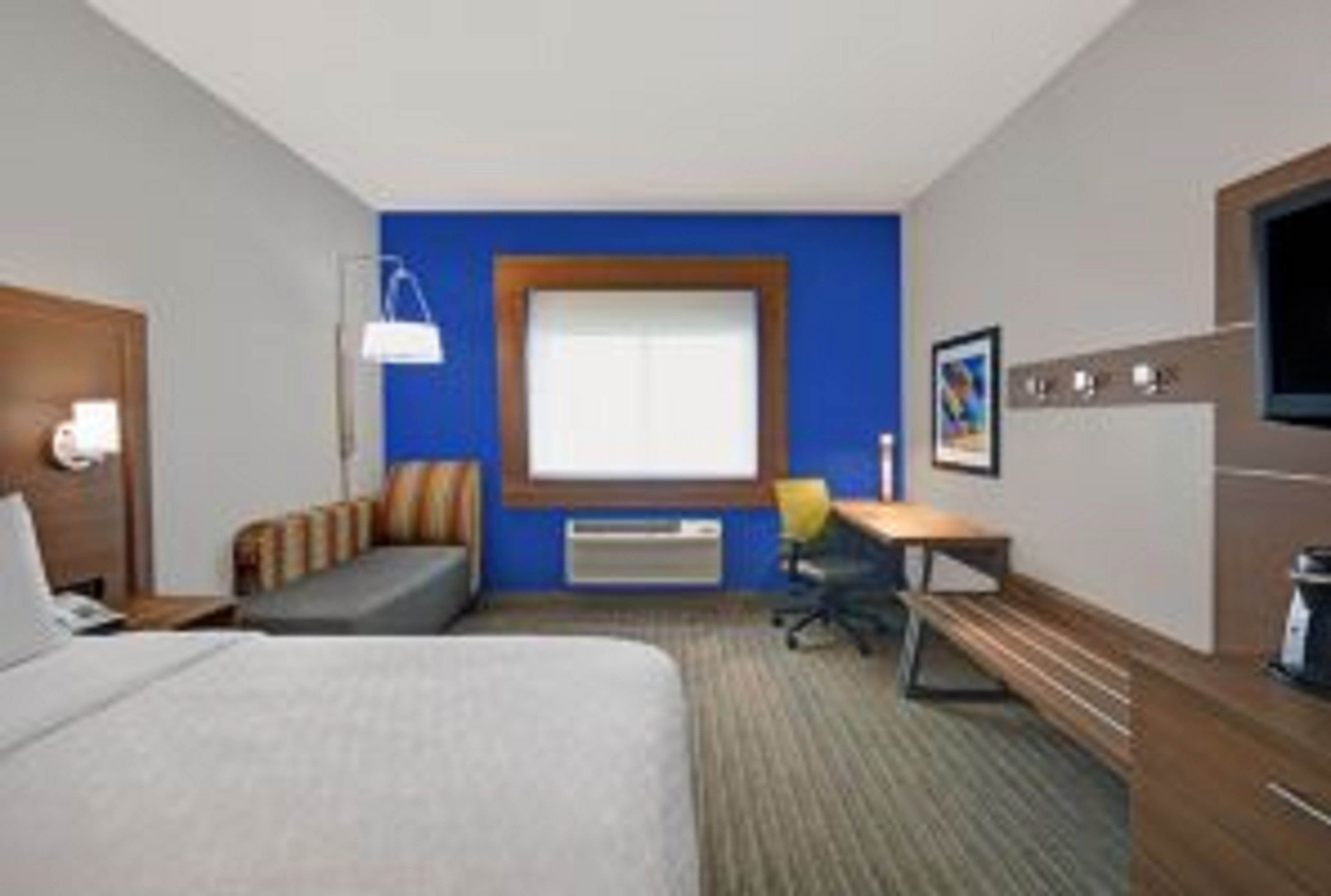 holiday inn express and suites detroit dearborn an ihg hotel