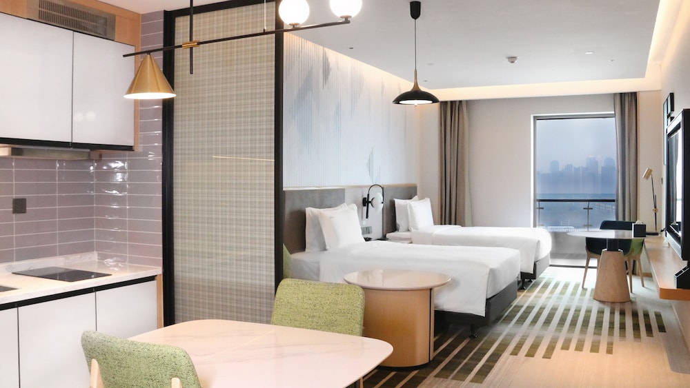 holiday inn and suites wuhan international expo