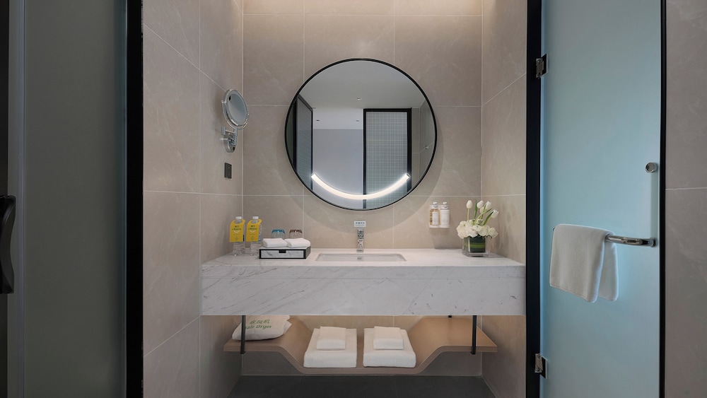 holiday inn and suites wuhan international expo