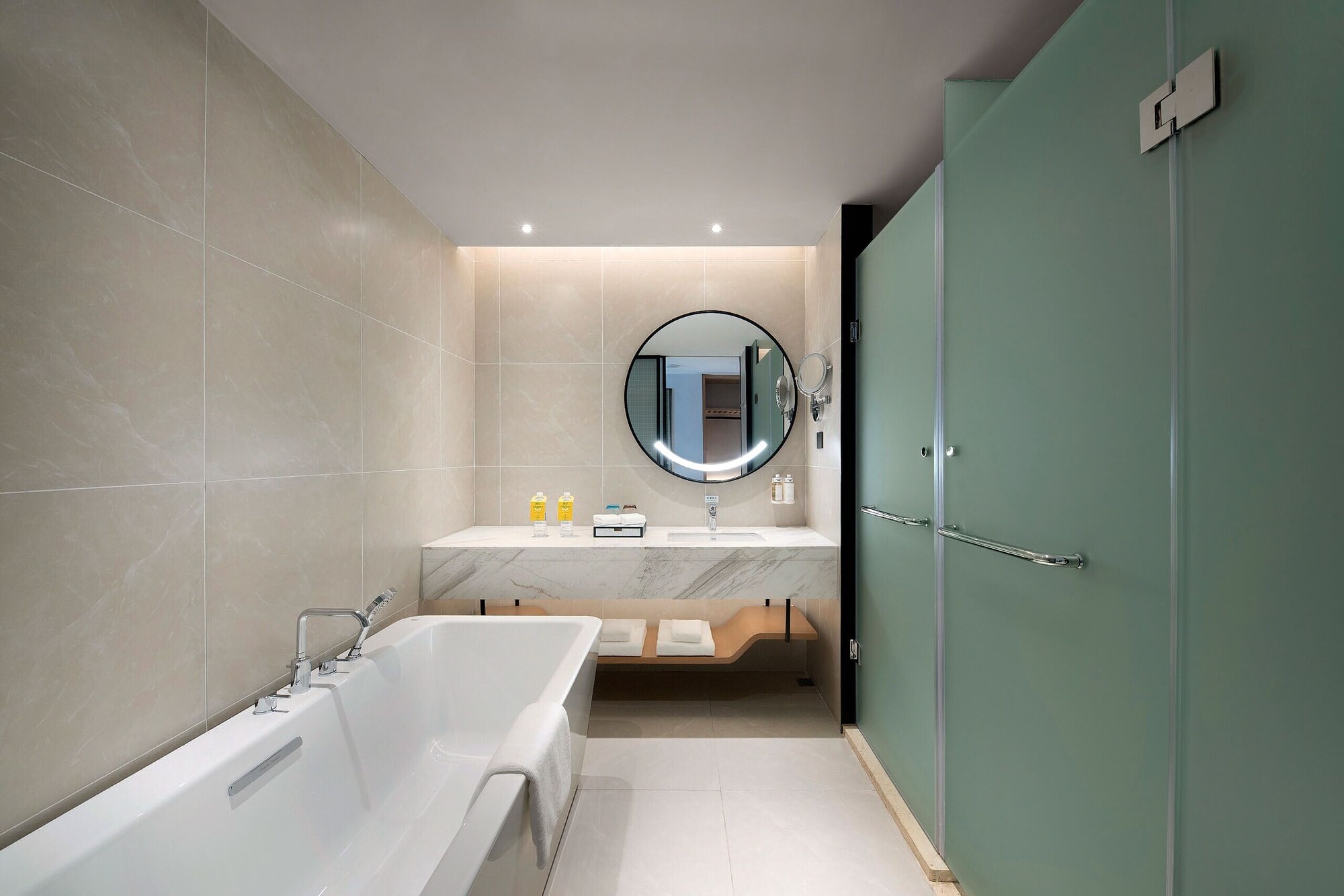 holiday inn and suites wuhan international expo