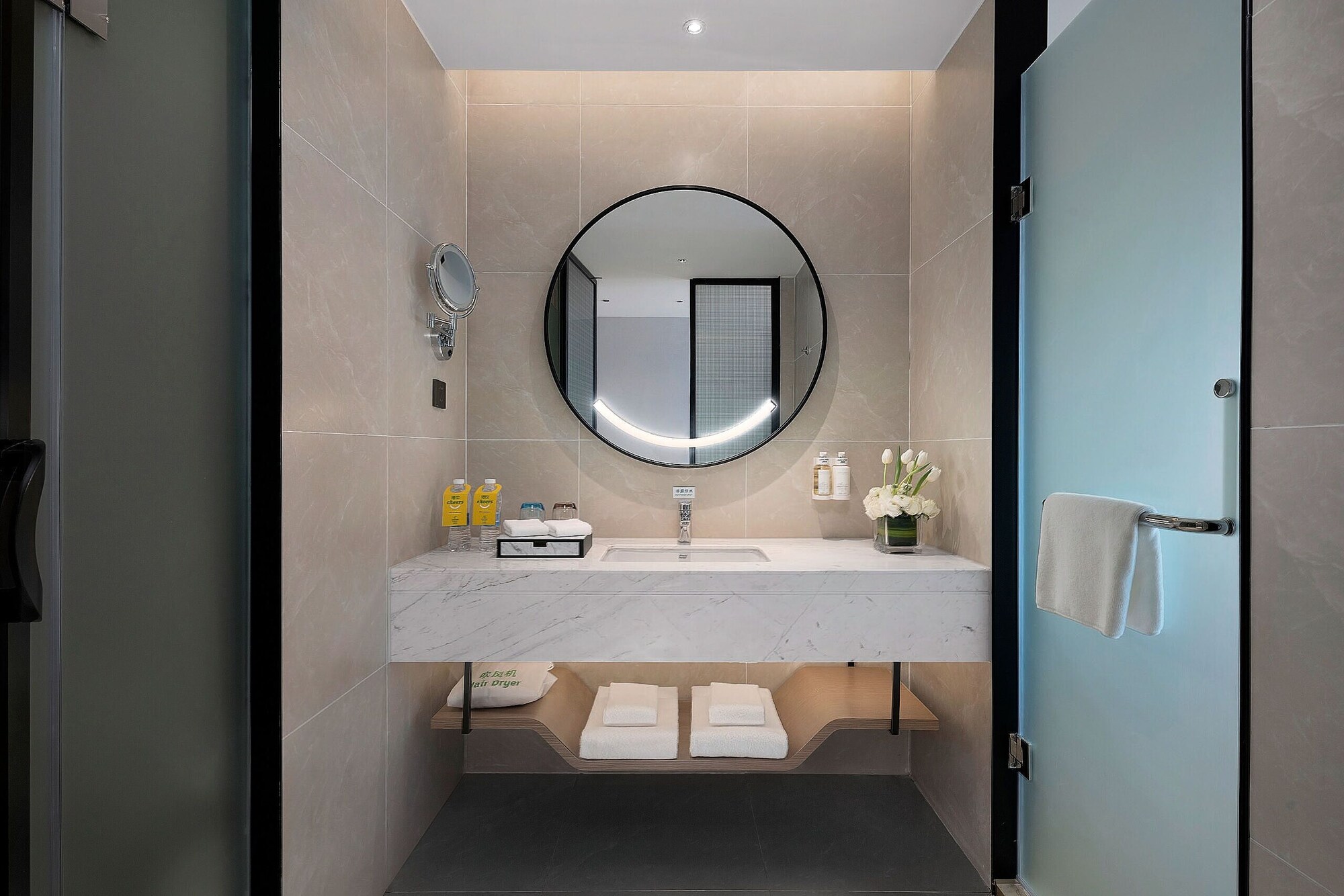holiday inn and suites wuhan international expo