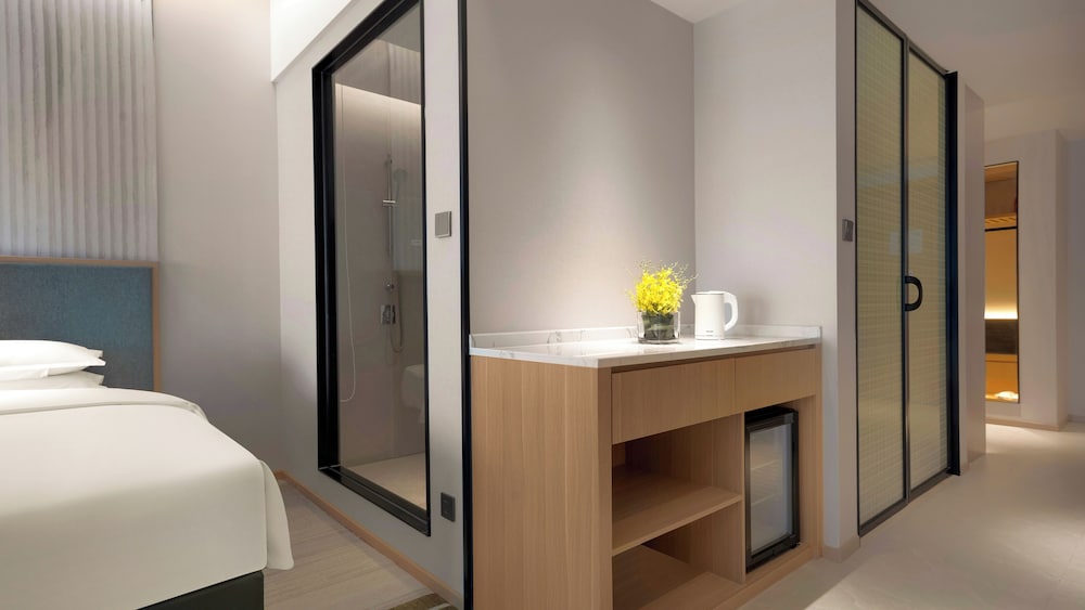 holiday inn and suites wuhan international expo