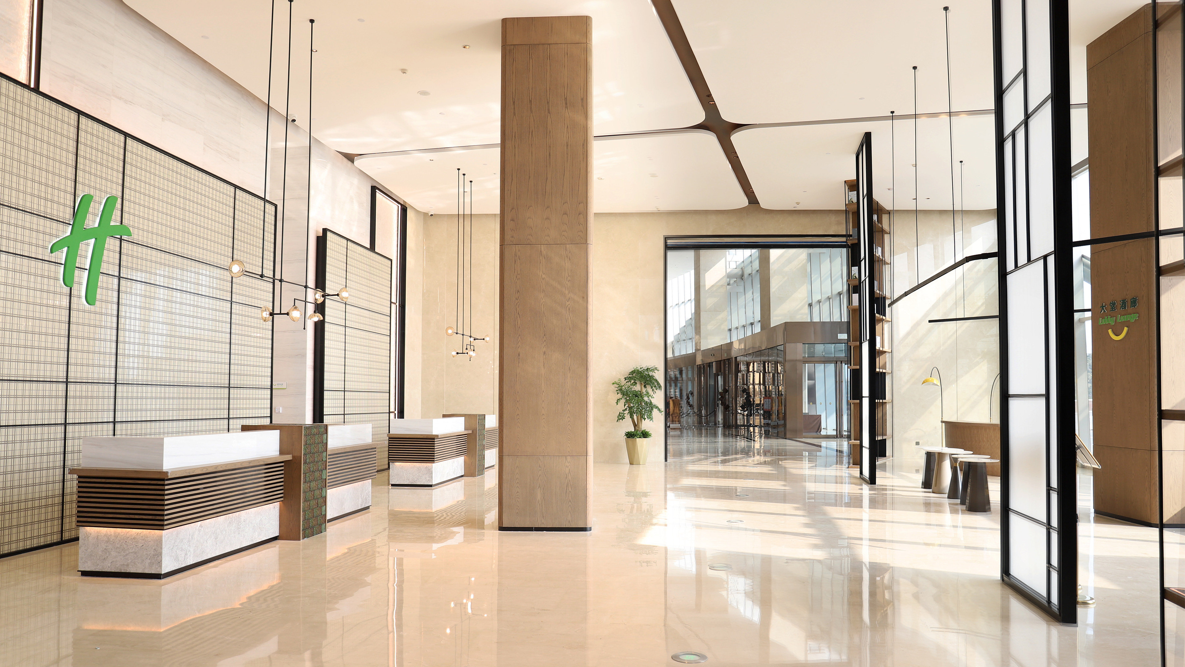 holiday inn and suites wuhan international expo