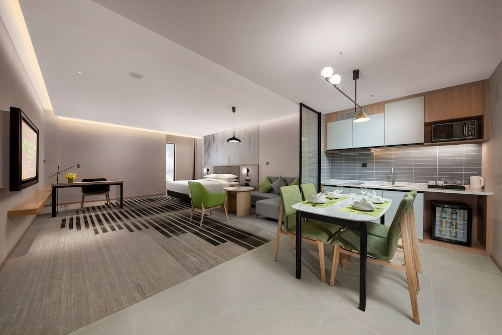 holiday inn and suites wuhan international expo