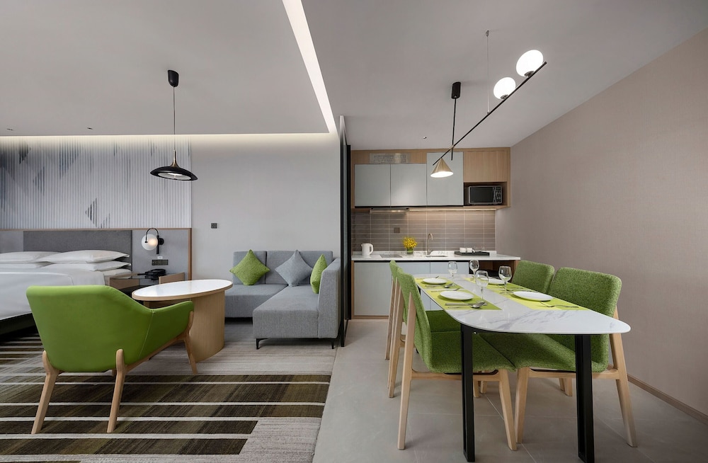 holiday inn and suites wuhan international expo