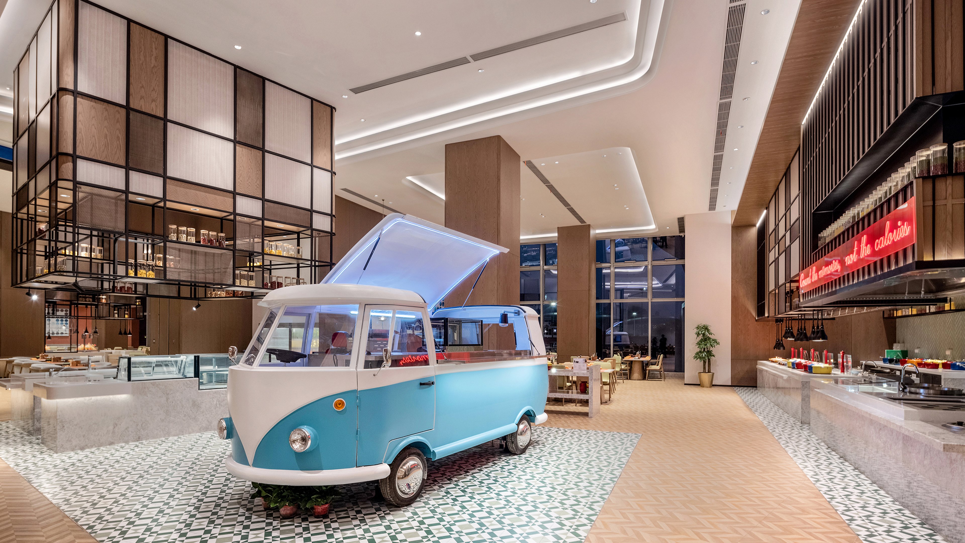 holiday inn and suites wuhan international expo