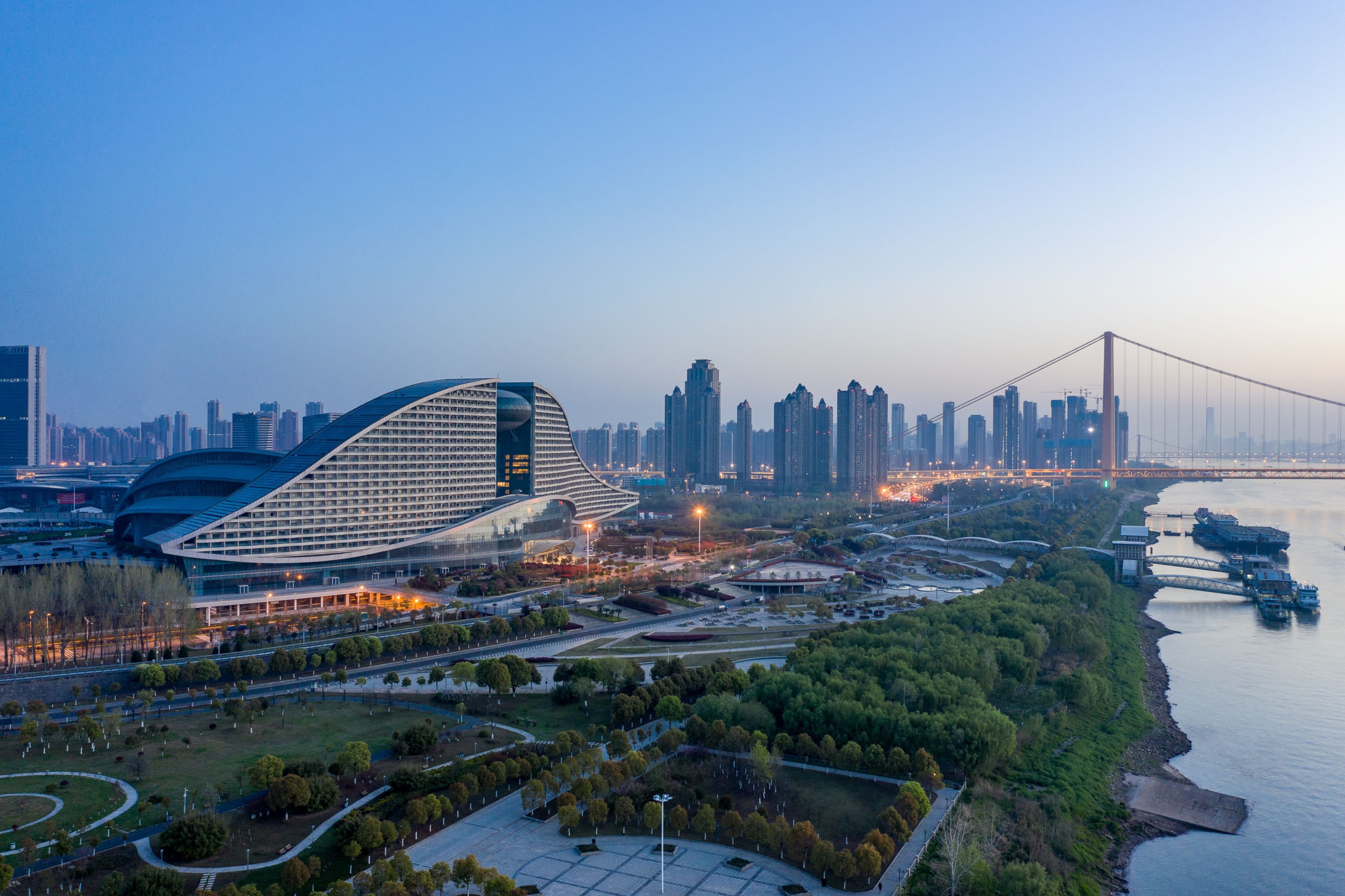 holiday inn and suites wuhan international expo