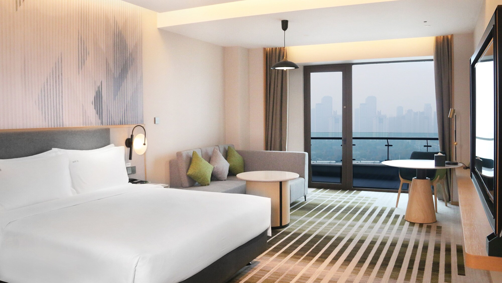 holiday inn and suites wuhan international expo
