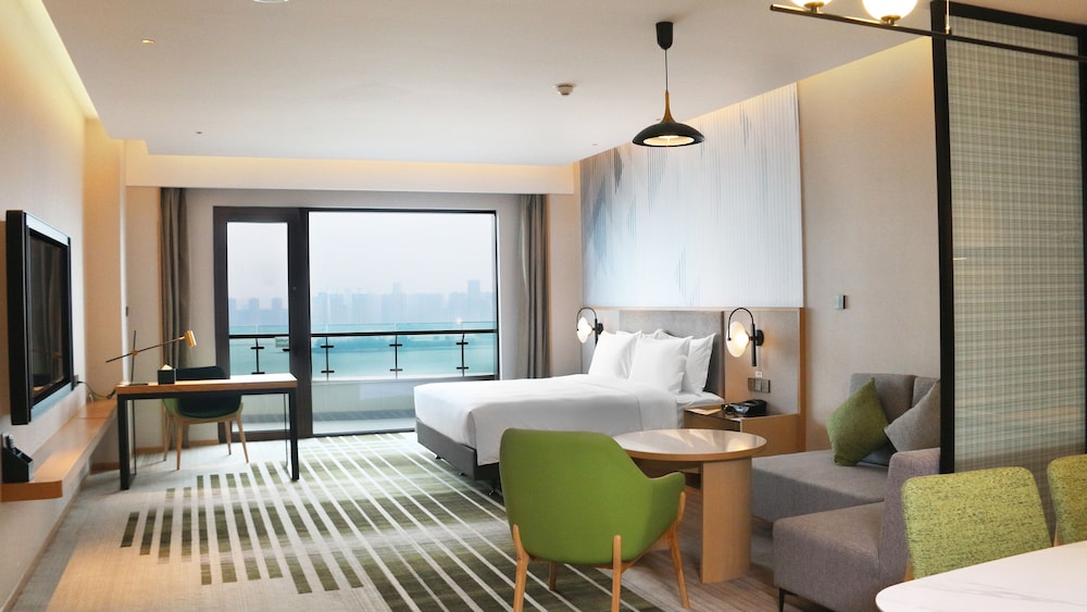 holiday inn and suites wuhan international expo