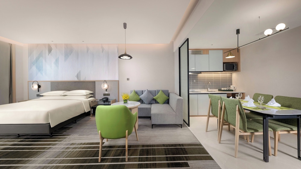 holiday inn and suites wuhan international expo