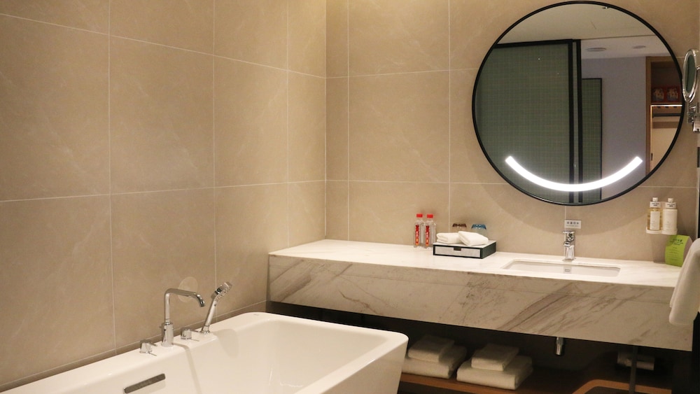 holiday inn and suites wuhan international expo