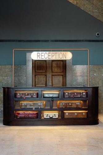 the editory riverside santa apolonia