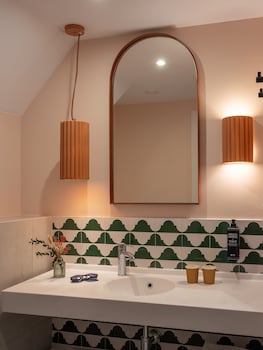 ibis styles sevilla santa justa