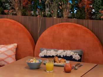 ibis styles sevilla santa justa