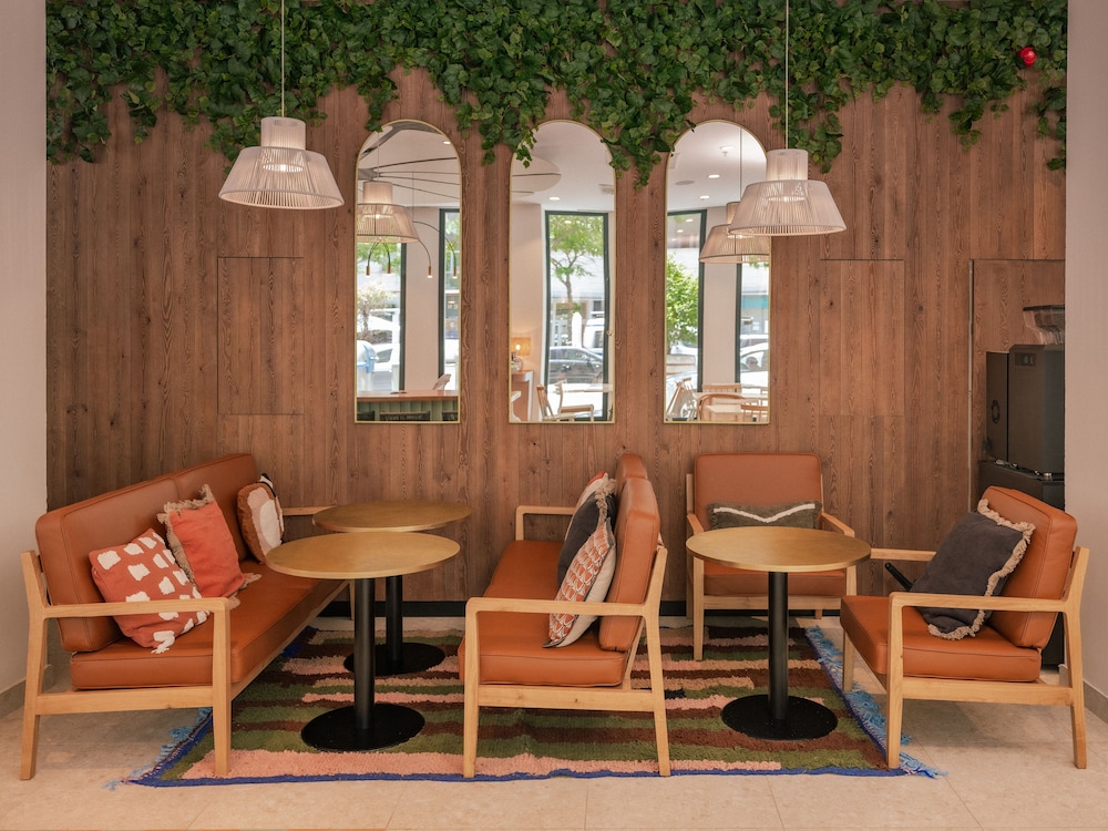 ibis styles sevilla santa justa