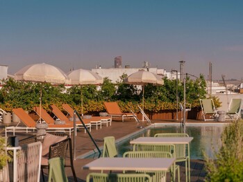 ibis styles sevilla santa justa