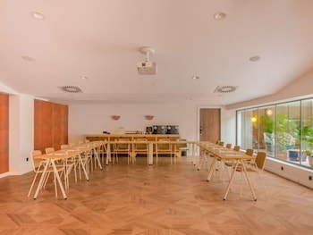 ibis styles sevilla santa justa