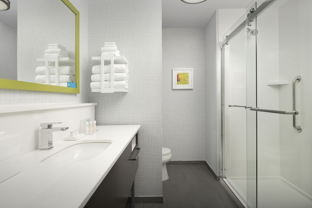 hampton inn and suites charlotte airport lake pointe