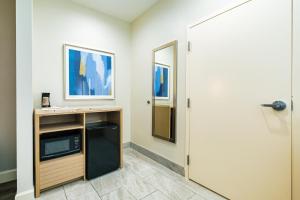 palace inn blue iah east