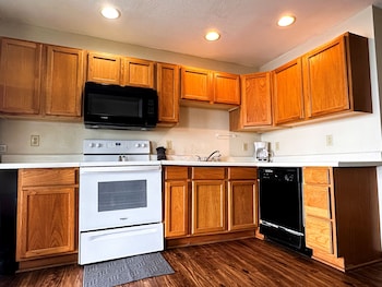 Alhonna Resort Llc,,2 star