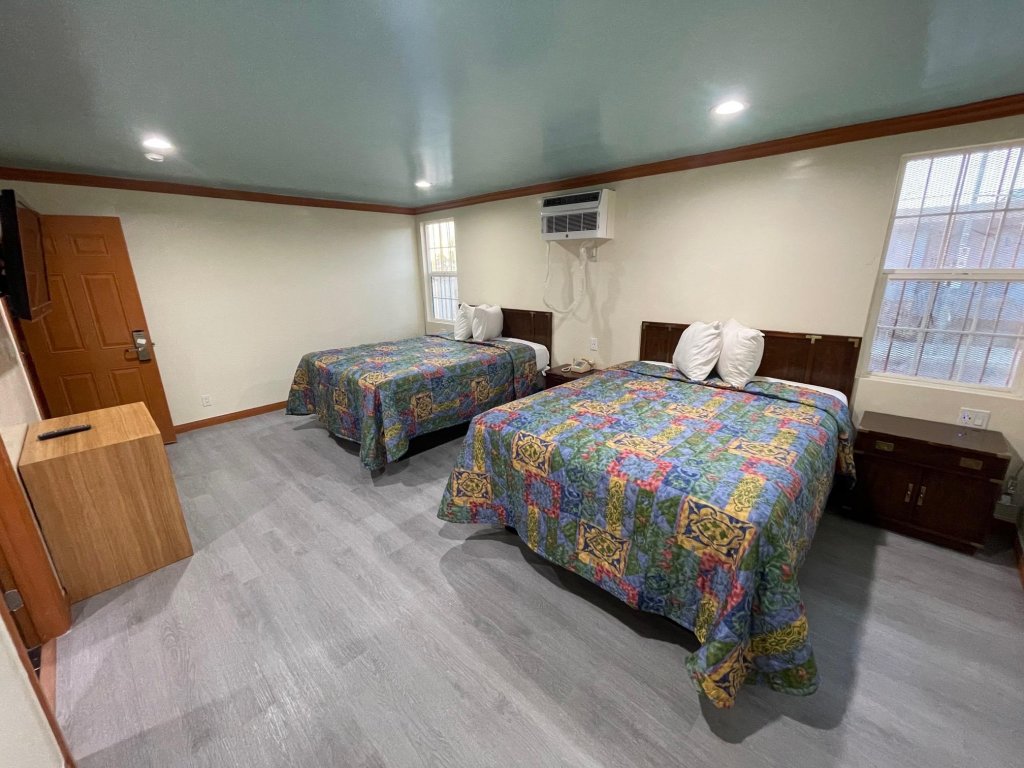 Hilltop Motor Inn,,2 star