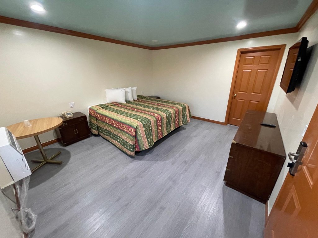 Hilltop Motor Inn,,2 star