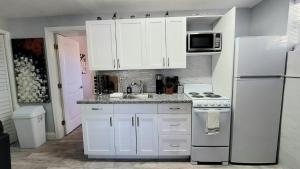 barefoot mailman inn and suites