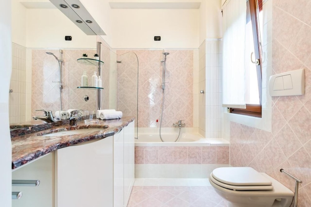 santa chiara apartment by myhomeincomo