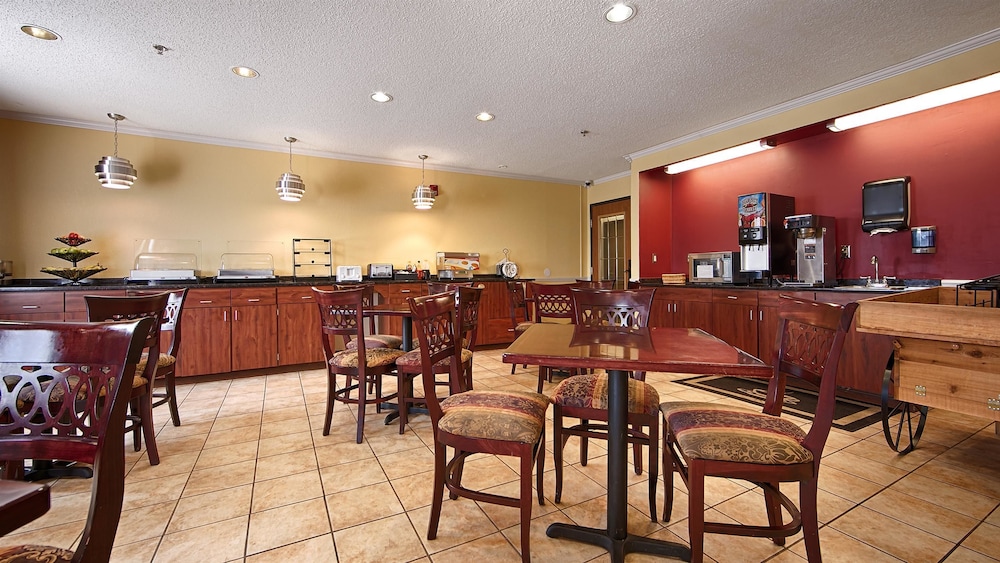 Baymont By Wyndham Delaware,Connected To A Shopping Center,3 star