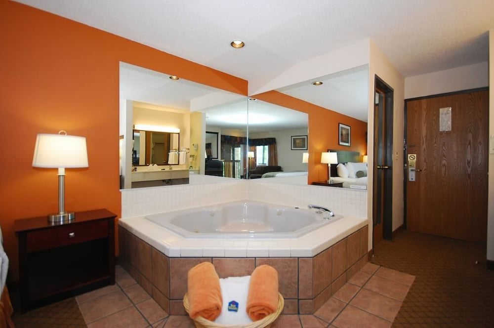 Baymont By Wyndham Delaware,Connected To A Shopping Center,3 star