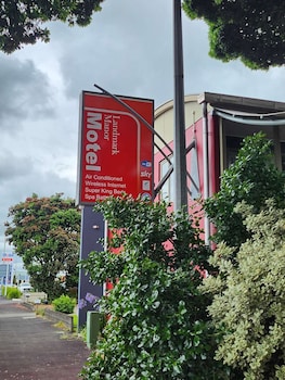 Landmark Manor Motel,New Plymouth>>Burgess Park,4 star