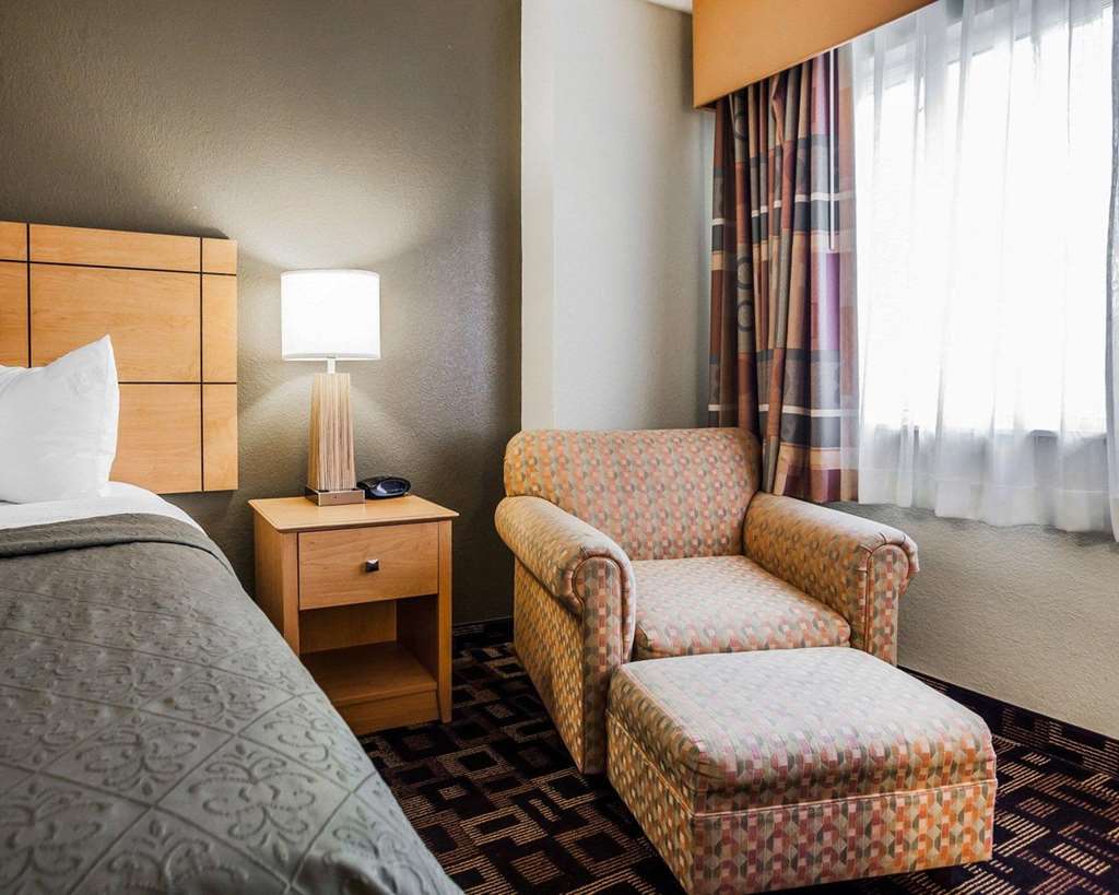 quality inn and suites des moines airport
