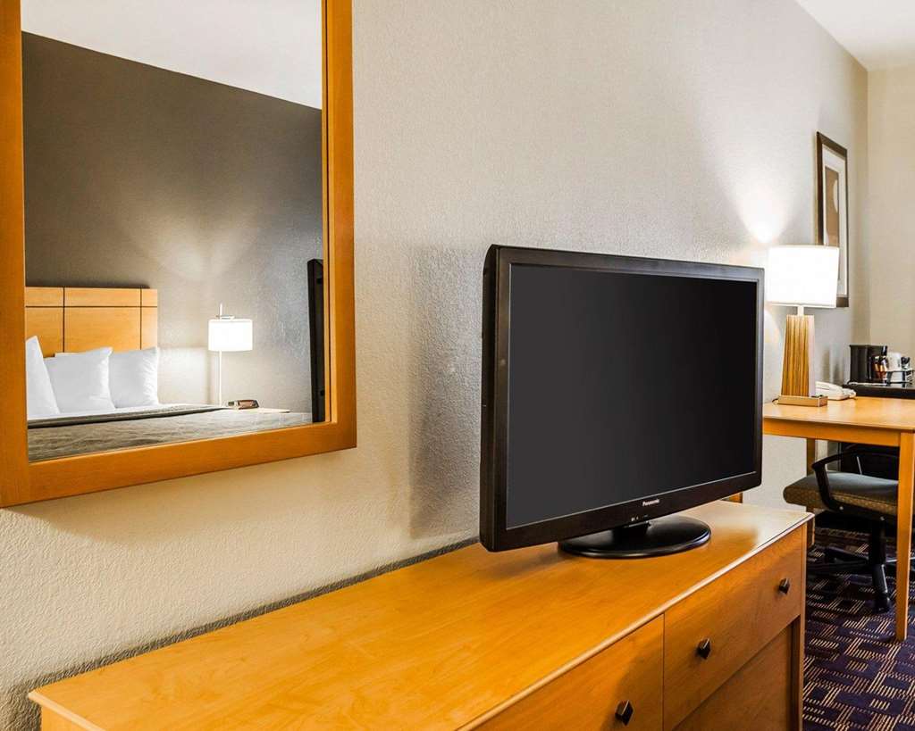 quality inn and suites des moines airport