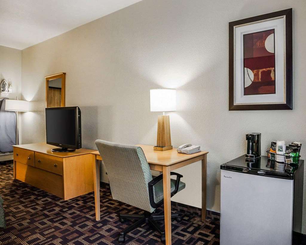 quality inn and suites des moines airport