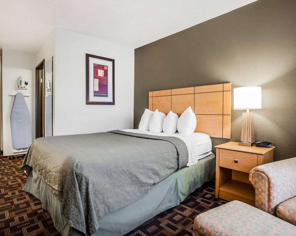 quality inn and suites des moines airport