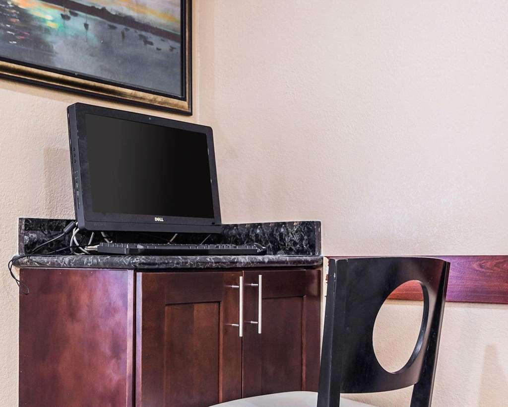 quality inn and suites des moines airport