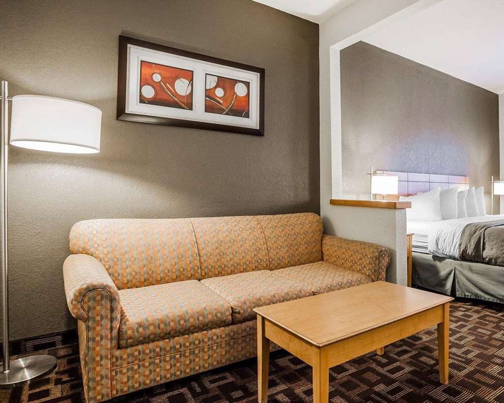 quality inn and suites des moines airport